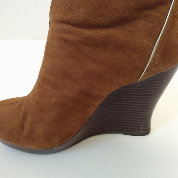 Jennifer Lopez Brown Gold Faux Suede Zip Ankle 4 1/4" Wedge Bootie Heels sz 6 - Picture 5 of 15